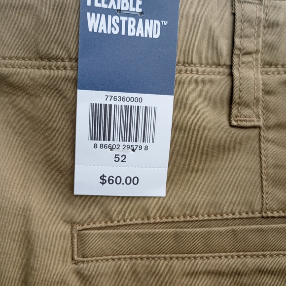 NWT men's Docker's Big and tall cargo shorts khaki size 52 flexible - Picture 2 of 11